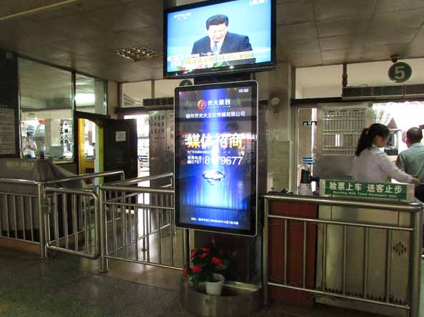 快狐品牌43寸壁挂网络广告机进入天津火车站
